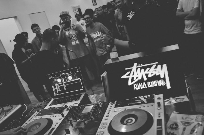 2Performances-during-the-Vans-x-Stussy-collection-launch-party stussy
