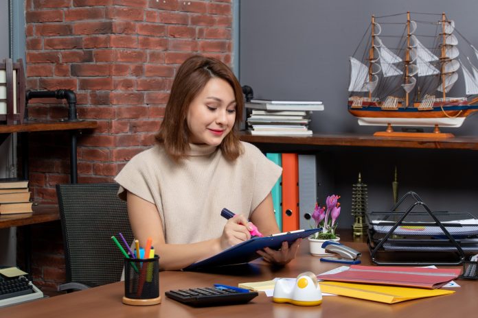 front-view-smiling-woman-using-highlighter-sitting-wall (1) (1)